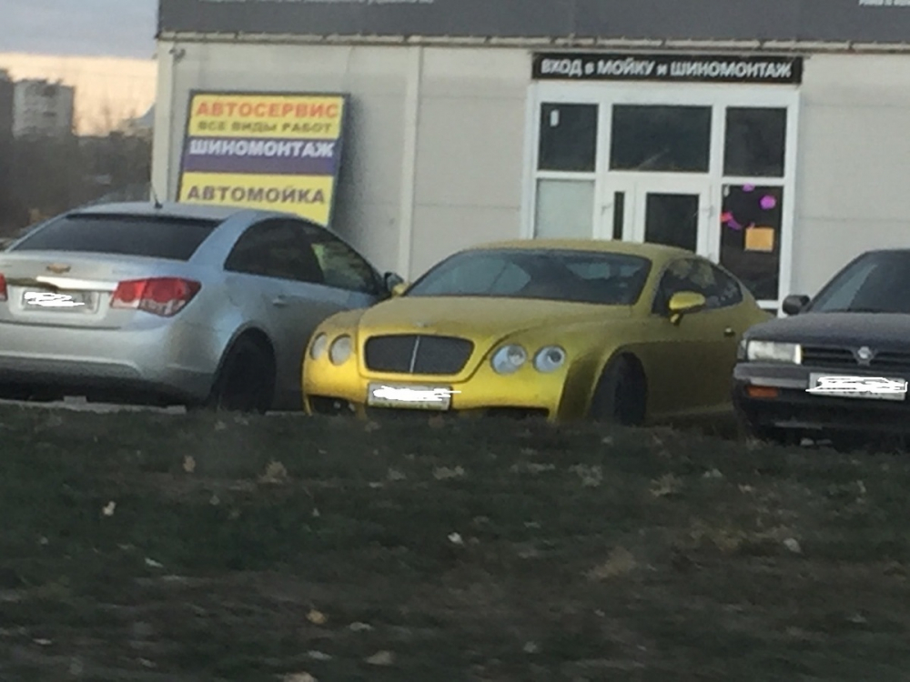 Золотой Bentley Continental GT сняли среди автохлама в Воронеже