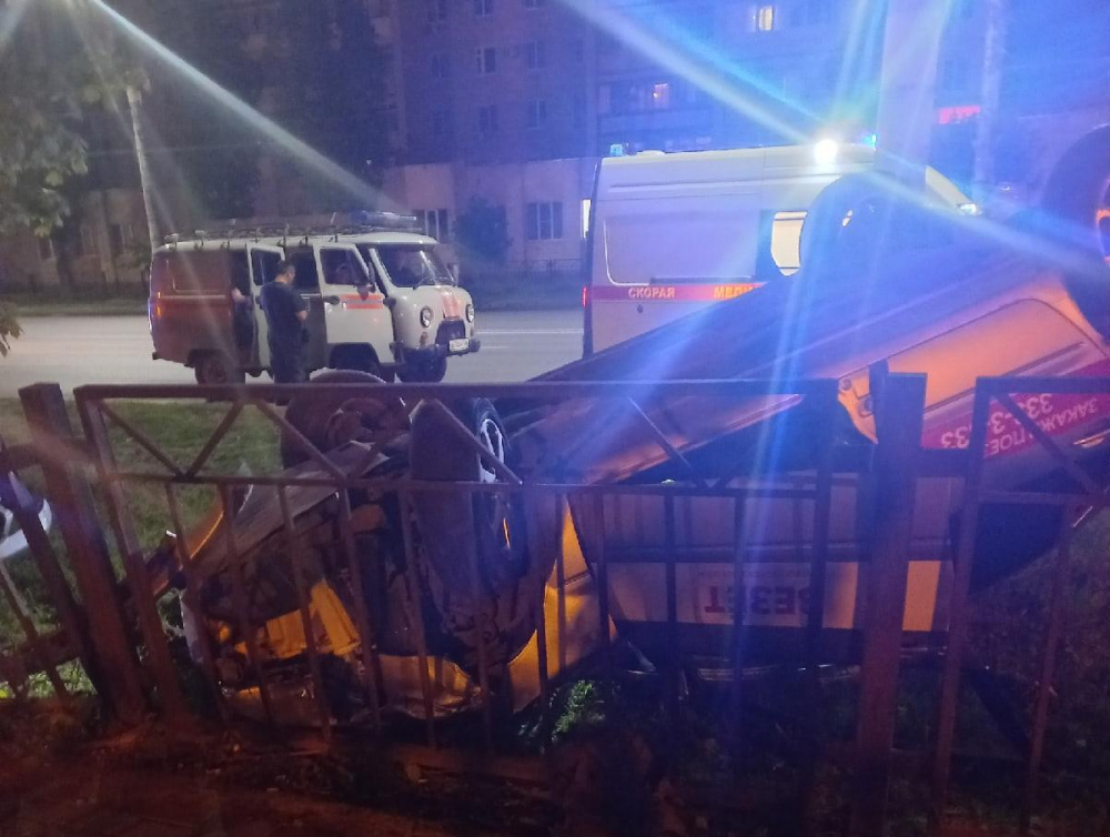 Таксист снес дерево и перевернулся в оживленном районе Воронежа