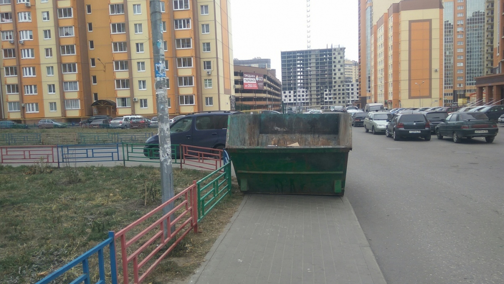 В воронежском дворе мусорный бак выталкивает пешеходов на дорогу