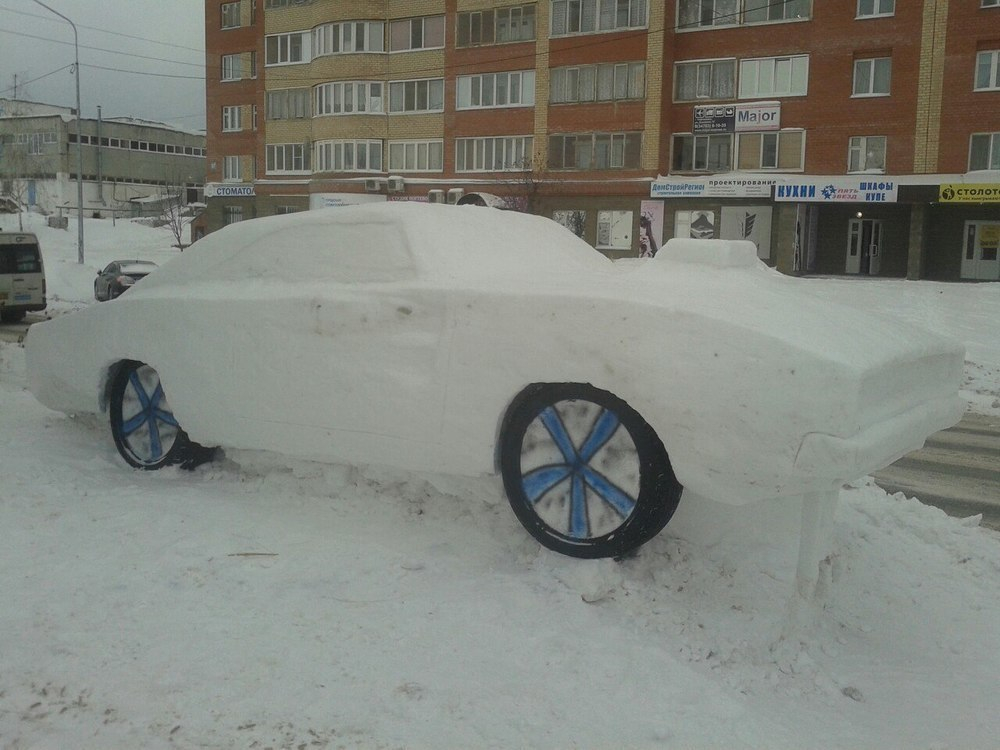 В Воронеже из снега вылепили культовый Dodge Challenger