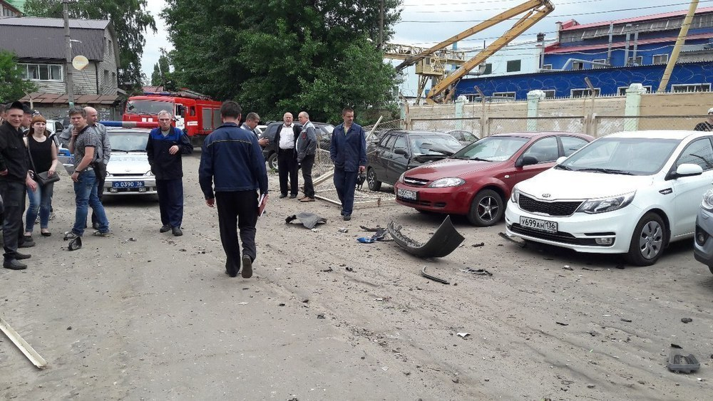 Женщина разнесла пять автомобилей в Воронеже из-за заклинившей педали газа