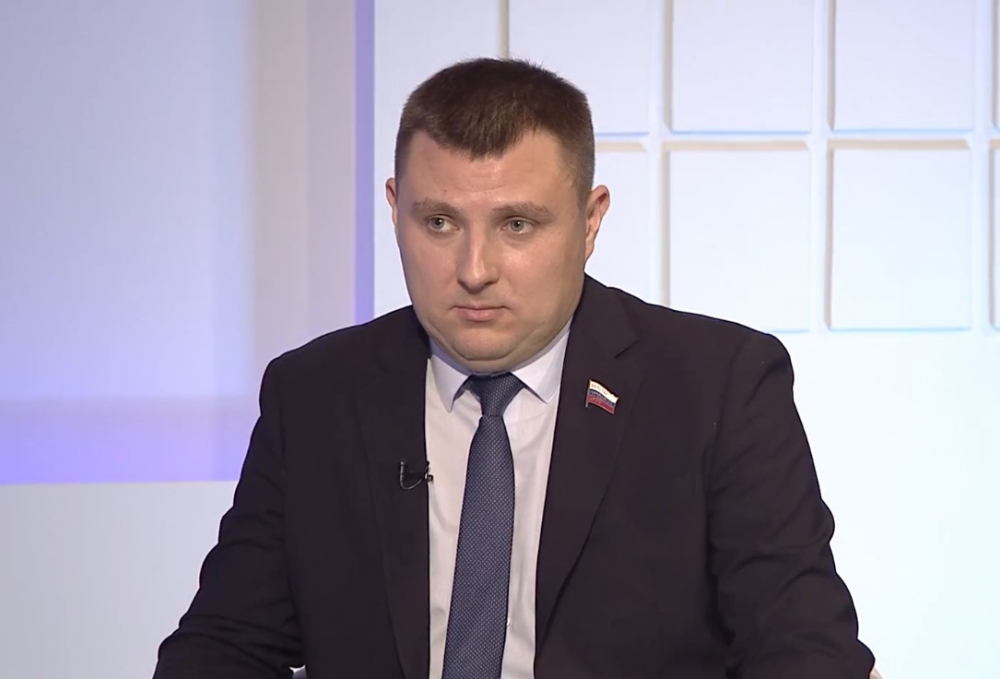 Воронежский депутат завис в эфире ТВ от вопроса про ёлку и прославился на всю страну