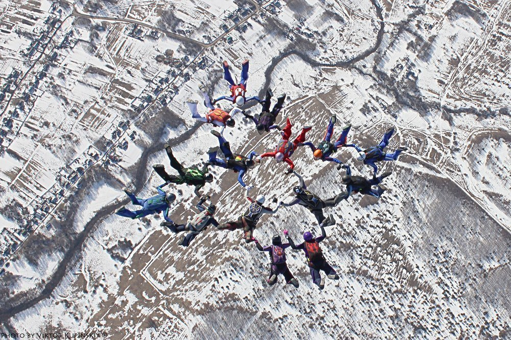 На видео попало построение фигур воронежскими парашютистками на высоте 4200 метров