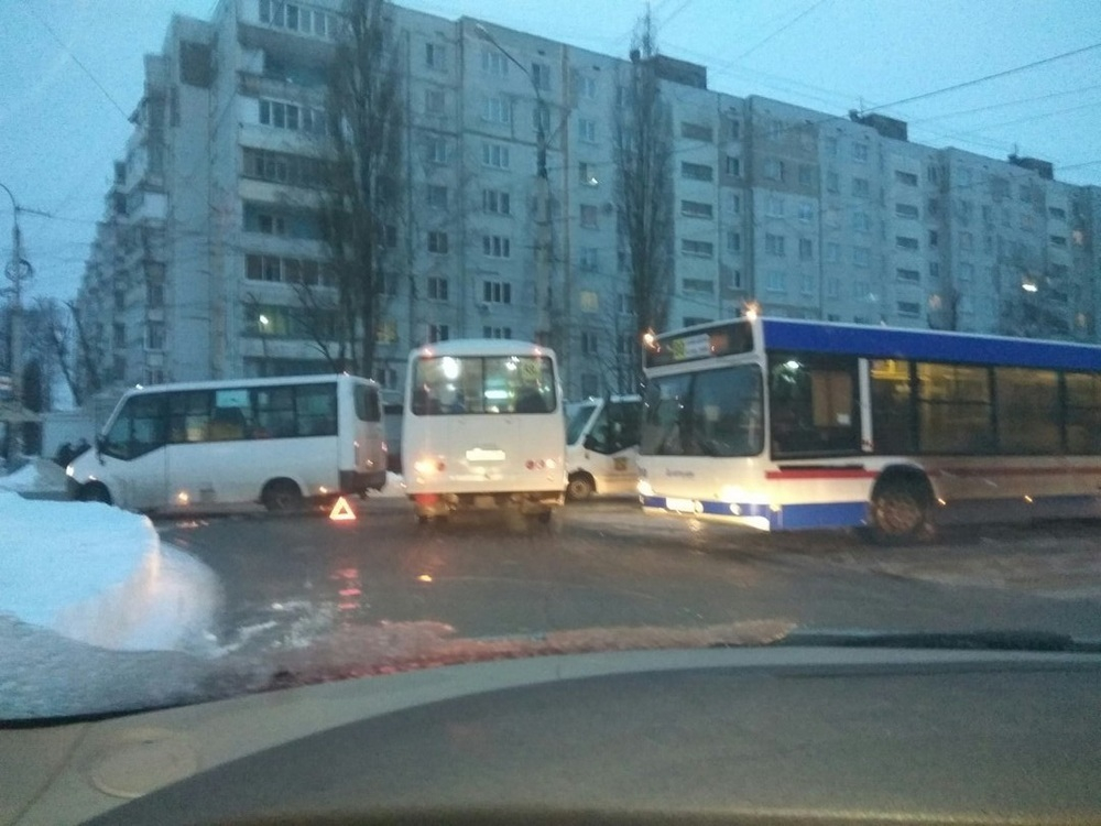 Авария с маршрутками создала большую пробку в Воронеже