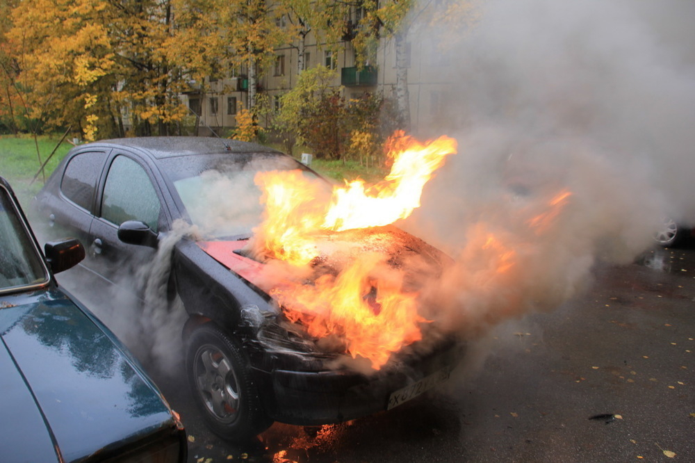 Воронежские полицейские помогли автоледи потушить машину