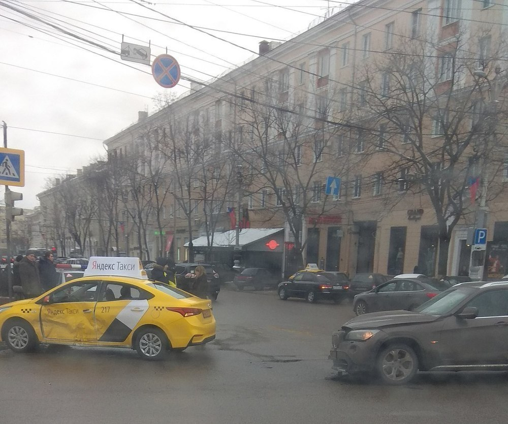 Пассажирка такси пострадала в ДТП с BMW в центре Воронежа