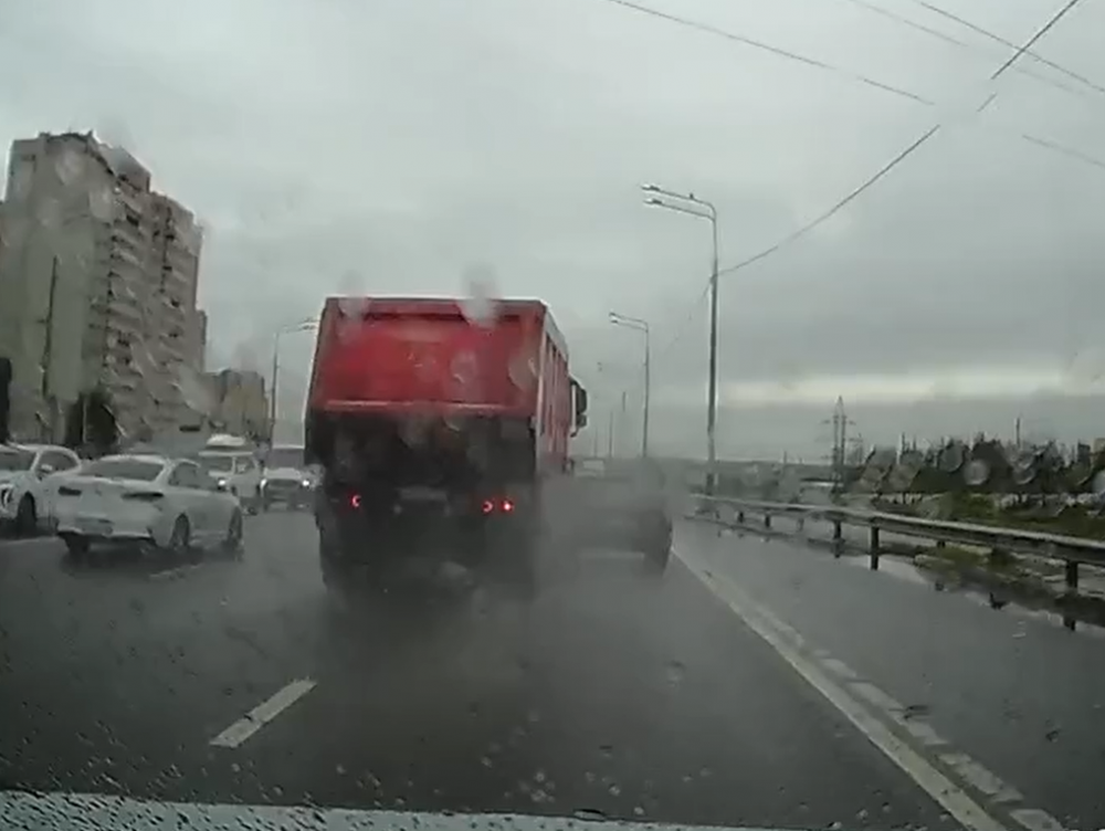 Жесткий таран легковушки грузовиком попал на видео в Воронеже