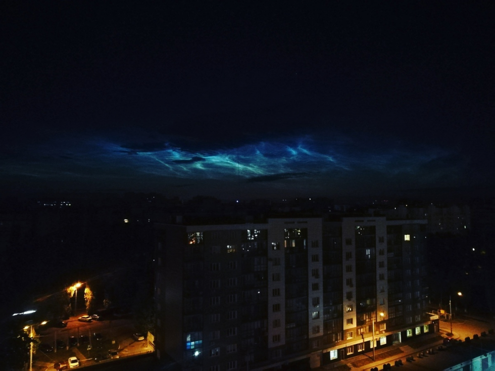 В серебристый цвет окрасилось небо над Северным в Воронеже
