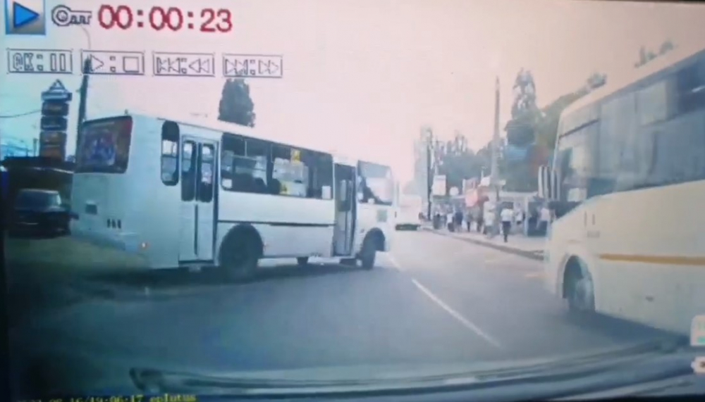 Внезапный «Пазик» показал, кто главный на дороге в Воронеже
