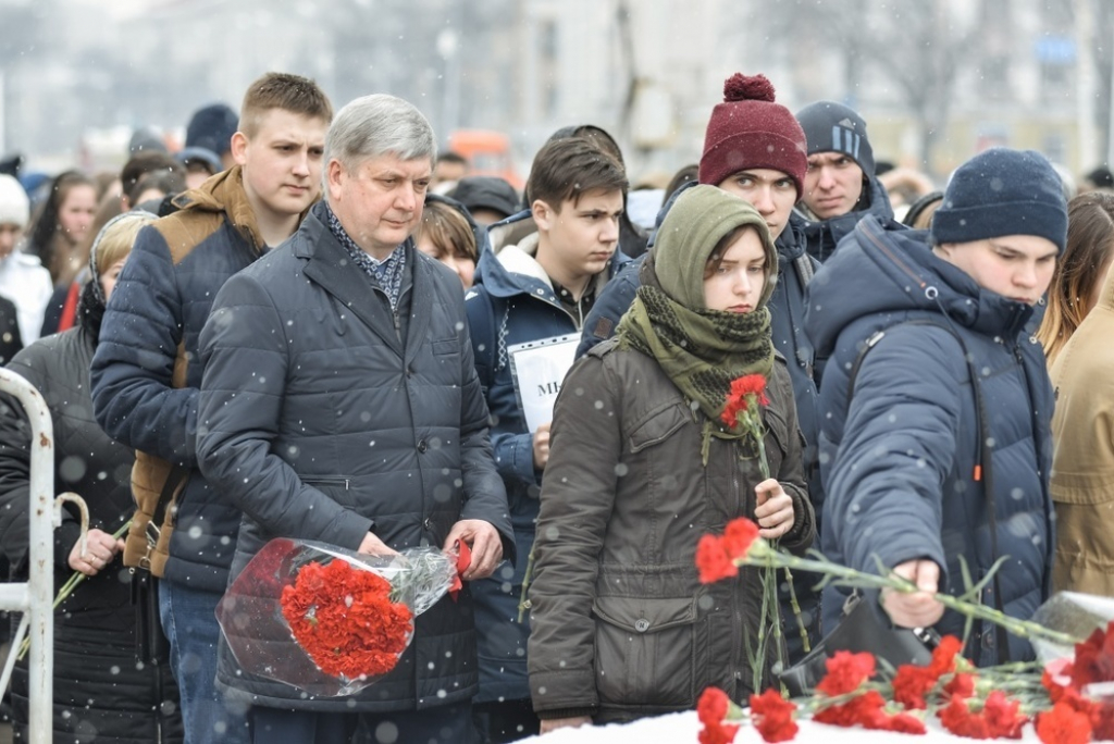 Новости с фронта 28 февраля 2024 года. Возложение цветов Кемерово. Возложение цветов зима.