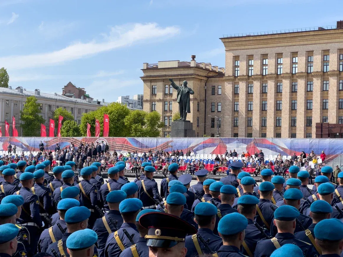 Во сколько будут показывать парад 9 мая. День Победы Воронеж. Парад в Воронеже. Парад на день Победы в 2015 году в Луганске. Празднование 9 мая в Воронеже.