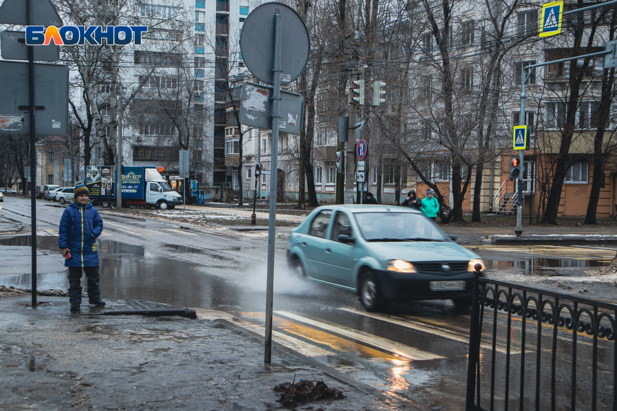 15 декабря 2014. Снежный Воронеж. Снег в Воронеже. Топят снег на улице. Снежное утро Воронеж.