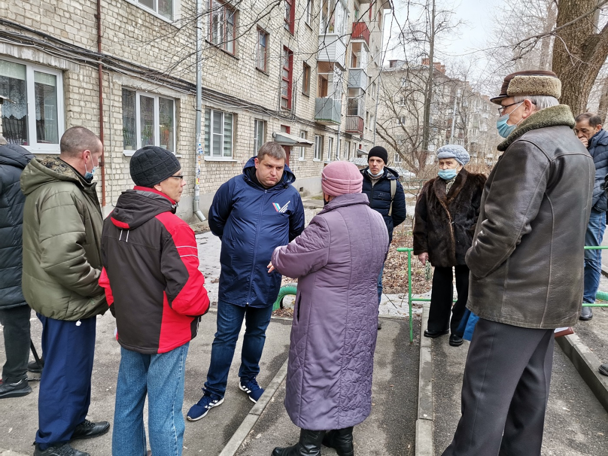 Нет отопления воронеж. Жители многоквартирного дома обратились в суд. Машиностроителей 90 Воронеж ОНФ. Народный фронт Воронеж адрес. Коммунальщики, совещающиеся на улице фото.