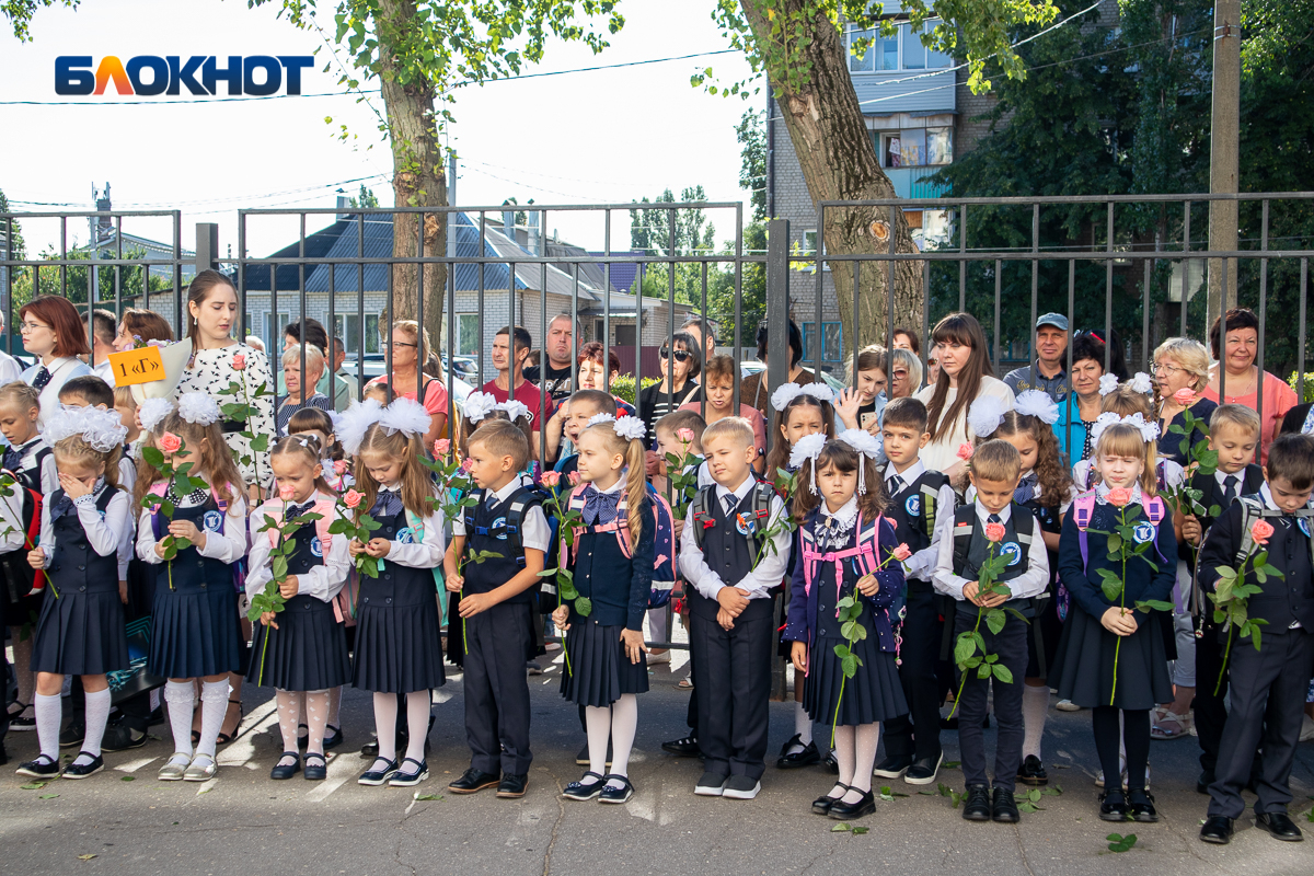 В каких школах 1 3. Школьники 1 сентября. 1 Сентября Воронеж. Школа 1 Воронеж. 1 Сентября оно какое.