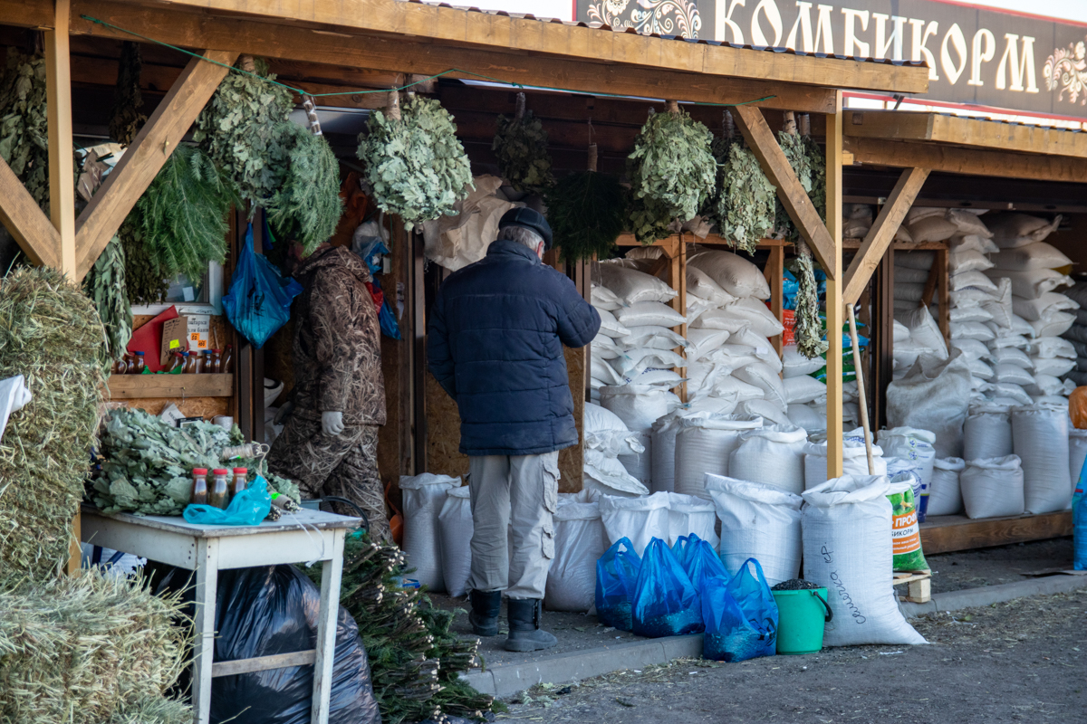 Базар воронеж. Рынок Купеческий Воронеж. Купеческая ярмарка. Воронеж Юго Западный рынок фейерверки. Юго-Западный рынок Воронеж 1995 фото.