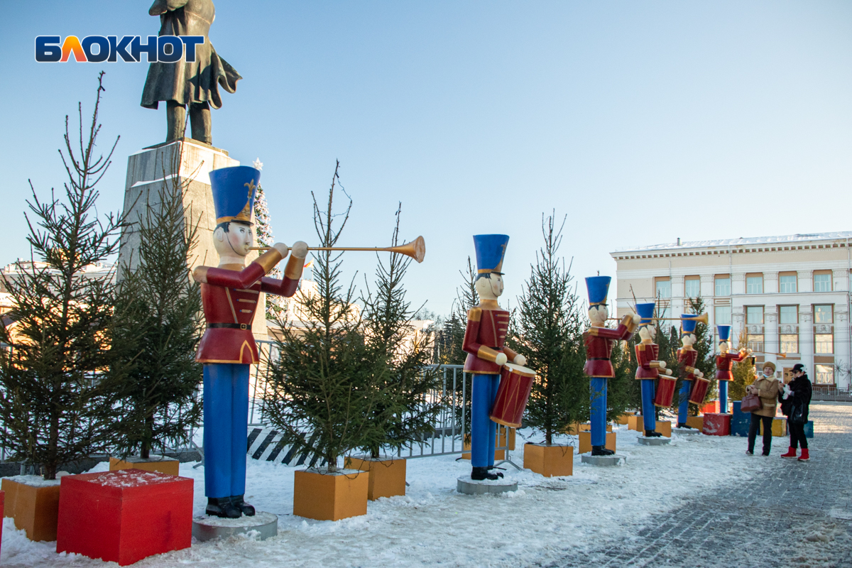 Нова воронеж. Городская елка Воронеж 2022. Новогодняя площадь Воронеж 2021. Новогодний Воронеж 2022. Воронеж к новому году.