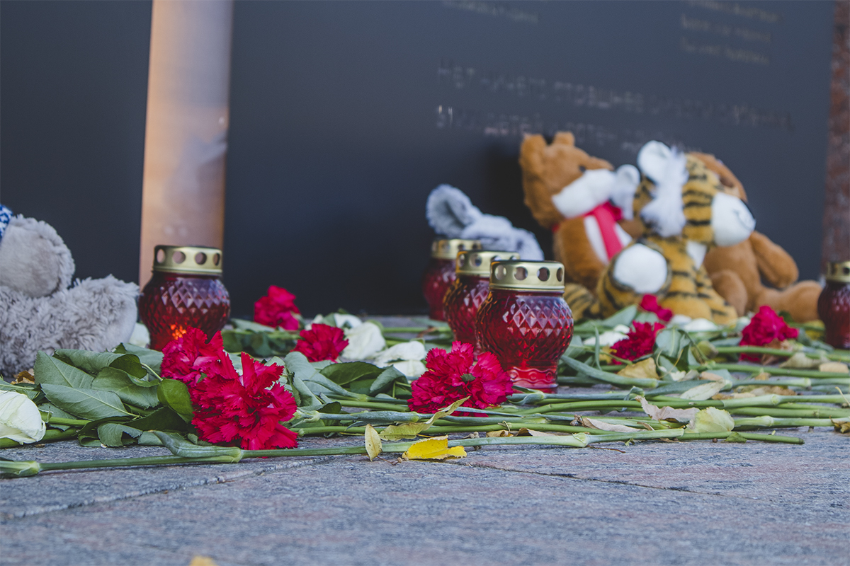 Убивают детей донбасса. Мероприятие в честь памяти жертв детей Донбасса. Площадь Победы детям Донбасса.