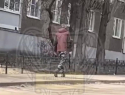 Разгуливающего с оружием в руках мужчину в камуфляже сняли на видео в Воронеже