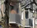 Задумчивого обнаженного мужчину заметили на балконе в Воронеже