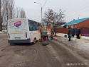 Ямы на дороге лишили маршрутку колес в Воронеже