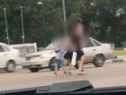 Недобросовестный поступок женщины с двумя детьми попал на видео в Воронеже