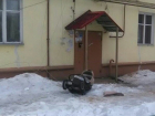 Воронежские коммунальщики ответят за падение льда на женщину с коляской