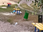 На постоянные горы мусора на детской площадке пожаловались жители Воронежа