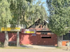 В заброшенном здании Воронежа афишируются банные услуги