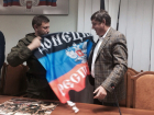 Глава ДНР Александр Захарченко вручил Олегу Пахолкову флаг республики