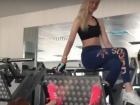 Фитоняша сняла на видео, как поднимает подругу ногами в Воронеже