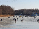 Из-за морозов толпа людей высыпала на рыбалку в Воронежской области