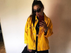 Стильная девушка из Воронежа в желтой куртке восхитила горожан