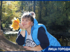 Девушка-водитель развозит воронежцев на новогодней маршрутке 