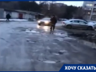 «Ни «Выбор», ни город не ремонтируют»: воронежцы сами укладывают дорогу у крупного ЖК