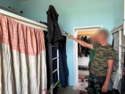 Полицейские показали фото, где жили иностранцы, работавшие на полях воронежского фермера 