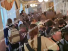 Толпа школьников и один проход: видео из школы Воронежа напомнило метро в час пик