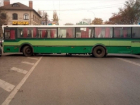 Автобус полностью перегородил улицу в центре Воронежа 