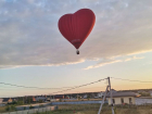 Гигантское красное сердце летало в небе над Воронежем и попало на видео