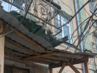 Убогими конструкциями попытались защитить балконы «мезозойской эры» в центре Воронежа