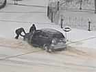 Машины застревают и люди по колено в снегу: обратную сторону работы коммунальщиков показали в Воронеже