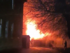 Масштабный пожар уничтожил хозяйственные постройки в Воронеже 