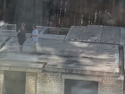 Маленьких хулиганов с ружьем воздушкой сняли на видео в Воронеже