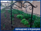 «Кладбищенский атрибут» возле подъездов возмутил жителей дома в Воронежской области