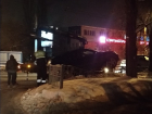 Воронежский лихач повесил автомобиль на ограждении