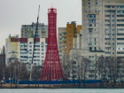 У Воронежского водохранилища установили огромный красный маяк