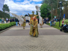 Парад уличных театров в «Алых парусах» открыл Платоновфест-2026 в Воронеже