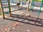 Вандалы разгромили детскую площадку в поселке под Воронежем