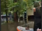 Прогулка на сапе по затопленным воронежским улицам попала на видео