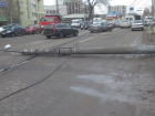В Воронеже упавший электрический столб перекрыл движение по Московскому проспекту