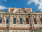 Фасад старинного здания на главной улице Воронежа отремонтируют до осени 2023 года